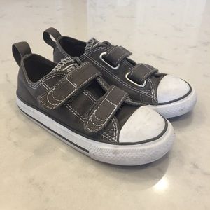 Toddler boys size 9 grey Converse shoes.